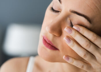 Por que você acorda com a visão embaçada? Conheça 10 causas