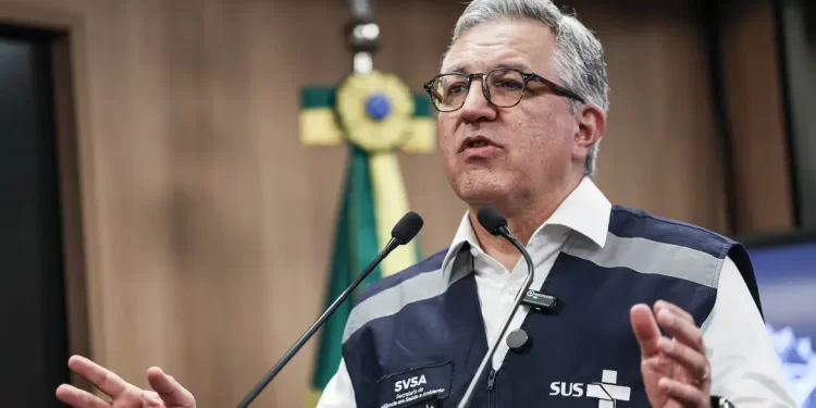 Casos suspeitos de intoxicação devem aumentar no país, diz ministro