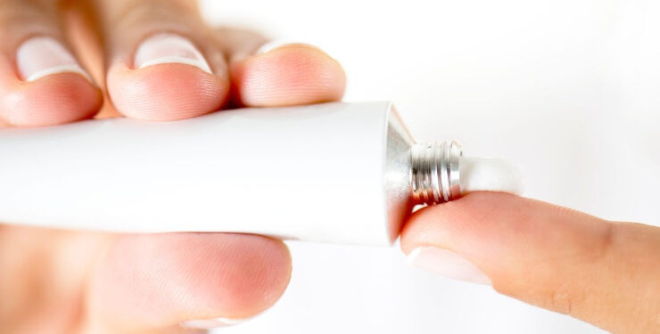 Fabricante alerta que pomada com nistatina não é recomendada para rejuvenescer o rosto