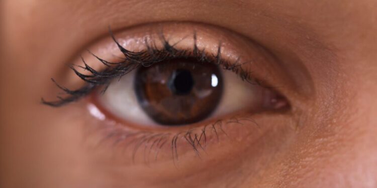 Veja como o metanol em bebidas contaminadas pode afetar a visão