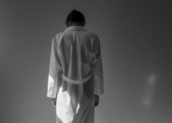 Relatório da OMS aponta impacto global da solidão na saúde