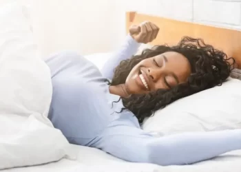 Dormir bem é o novo skincare