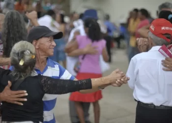 Expectativa de vida do brasileiro sobe para 76,6 anos, a maior já registrada