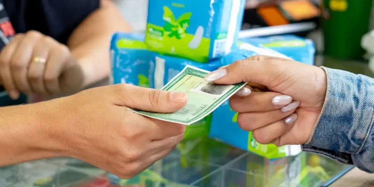 Beneficiárias recebem mensagens sobre retirada de absorventes no SUS