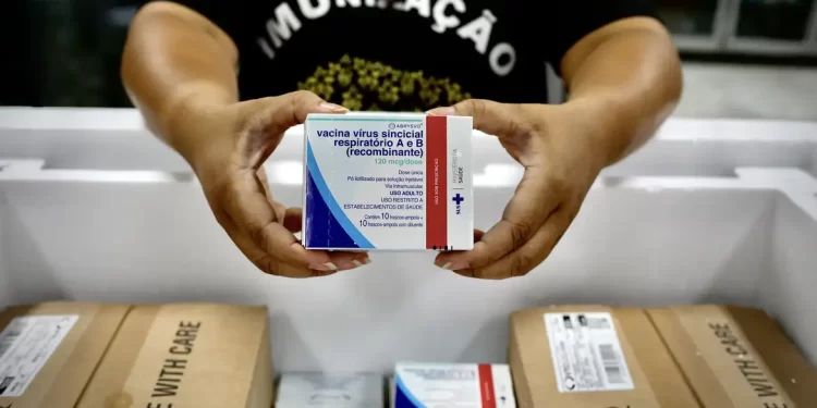 Governo começa a distribuir vacina contra vírus sincicial respiratório