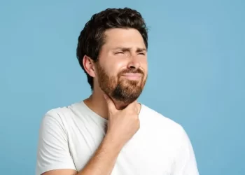 Gripe, laringite ou amigdalite? Conheça as causas da dor de garganta