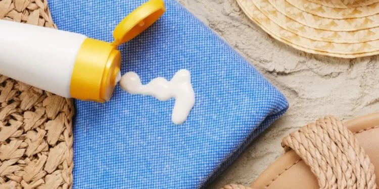 Protetor solar faz mal? Médicos rebatem tendência perigosa que domina as redes sociais
