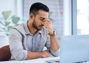 Saúde mental: 66% dos brasileiros são afetados pelo estresse do trabalho