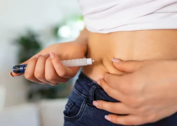 Estudo indica que quem interrompe canetas emagrecedoras recupera peso muito mais rápido