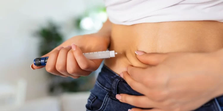 Estudo indica que quem interrompe canetas emagrecedoras recupera peso muito mais rápido