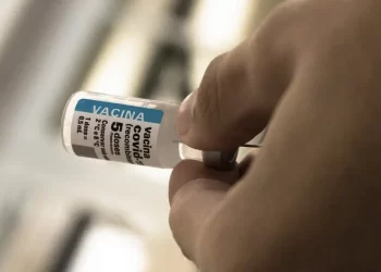 Após cinco anos de vacinação, covid recua, mas ainda preocupa