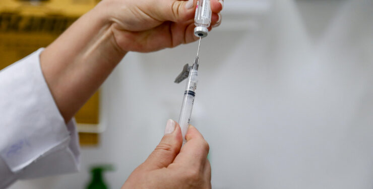 Vacina experimental contra o HIV alcança neutralização com dose única em primatas