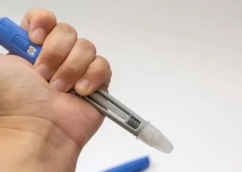 Canetas emagrecedoras no pós-parto: busca aumenta, mas há risco para a amamentação?