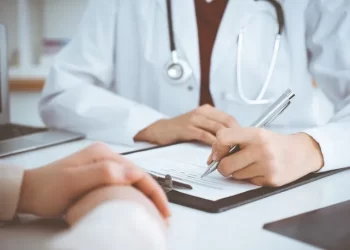 Leucemia: o que é, tipos, sintomas, causas e tratamento