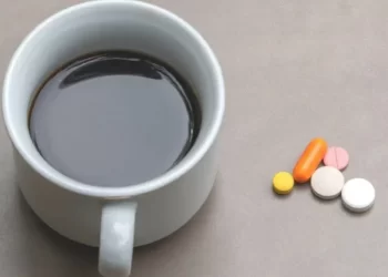 Quais medicamentos não podem ser misturados com café? Veja lista