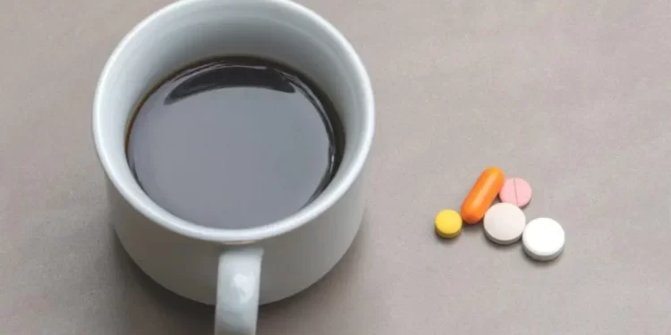 Quais medicamentos não podem ser misturados com café? Veja lista