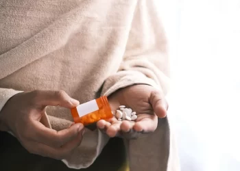 Conheça os efeitos de misturar álcool com medicamentos para emagrecer