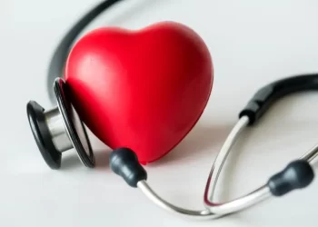 Menopausa eleva risco cardíaco e exige atenção à saúde da mulher