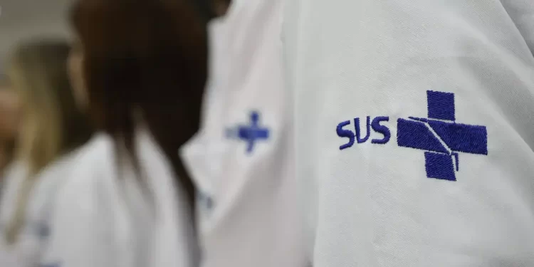 Março Azul: exames para rastrear câncer de intestino triplicam no SUS