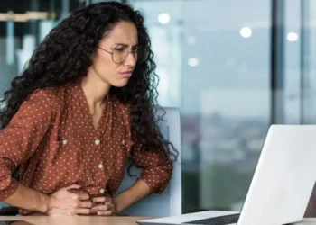 6 em 10 mulheres no Brasil já deixaram de trabalhar por sintomas menstruais