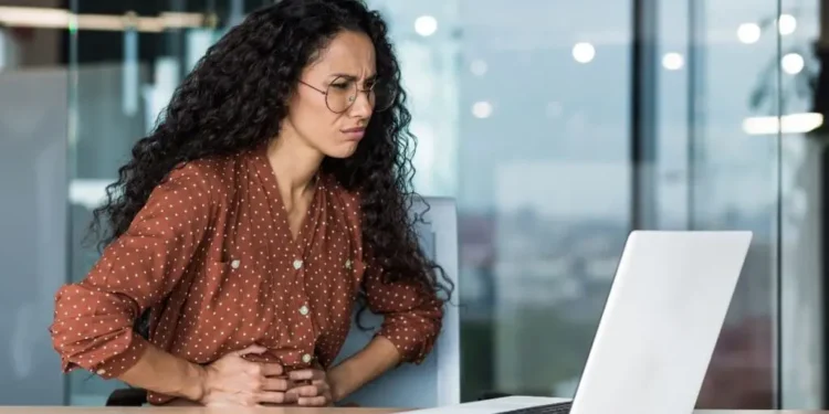 6 em 10 mulheres no Brasil já deixaram de trabalhar por sintomas menstruais