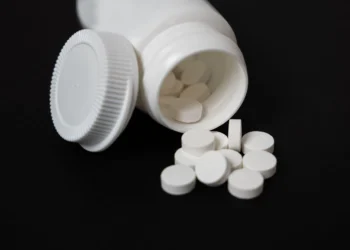 Anvisa manda recolher antibiótico com fragmento de vidro e suspende lote de clindamicina