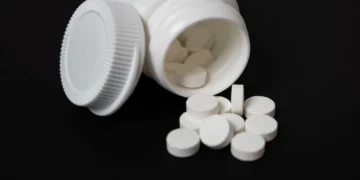 Anvisa manda recolher antibiótico com fragmento de vidro e suspende lote de clindamicina