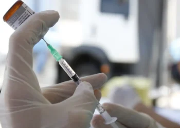 Sarampo: infectologista alerta sobre vacinação em viagens para a Copa
