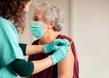 Vacina contra VSR em idosos reduz internações em 75%