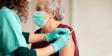 Vacina contra VSR em idosos reduz internações em 75%