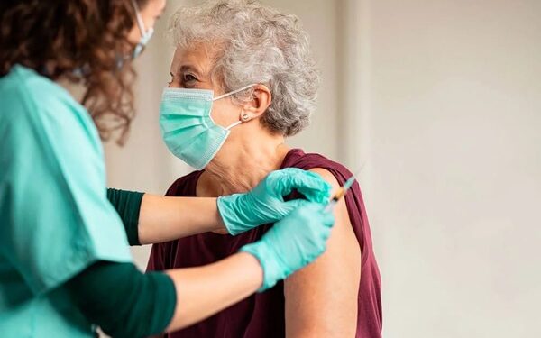 Vacina contra VSR em idosos reduz internações em 75%