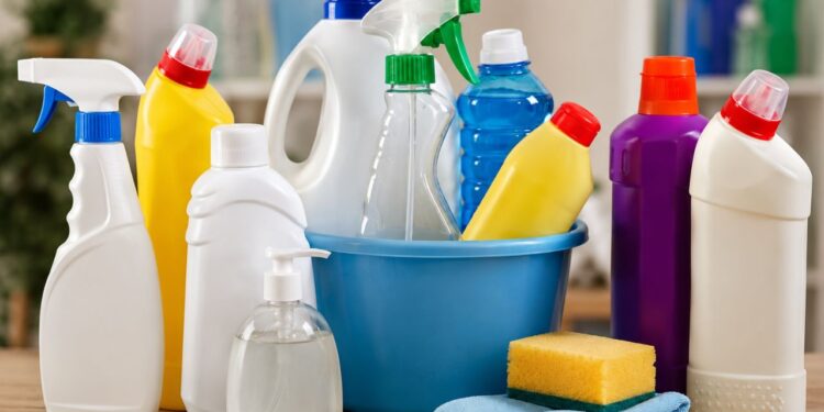 Anvisa proíbe fabricação e venda de 12 produtos de limpeza
