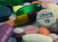 4 em 10 brasileiros usaram medicamentos sem eficácia contra Covid