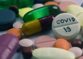 4 em 10 brasileiros usaram medicamentos sem eficácia contra Covid