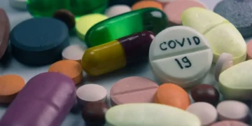 4 em 10 brasileiros usaram medicamentos sem eficácia contra Covid