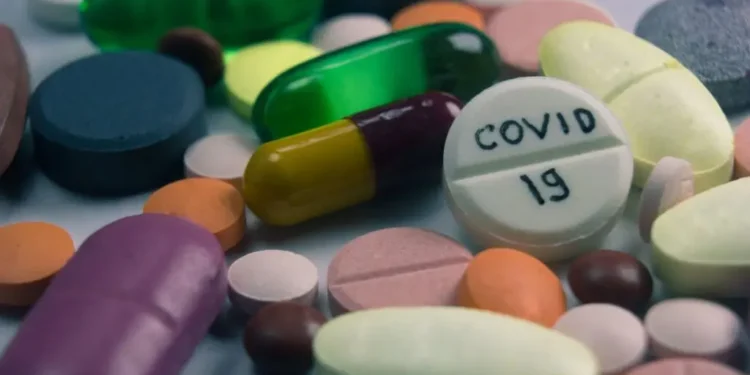 4 em 10 brasileiros usaram medicamentos sem eficácia contra Covid