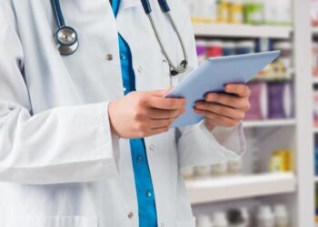 Comissão aprova piso salarial de R$ 6,5 mil para farmacêuticos