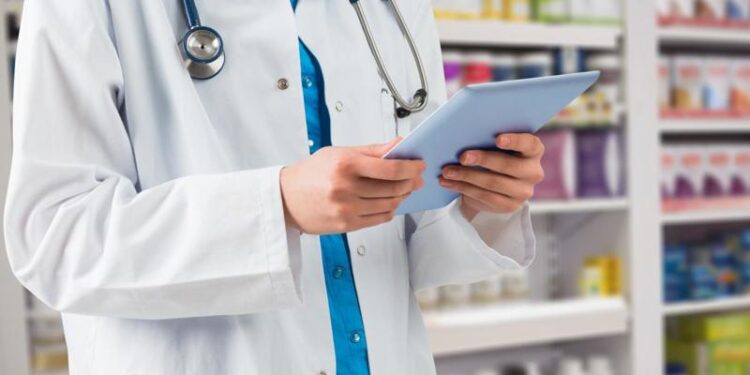 Comissão aprova piso salarial de R$ 6,5 mil para farmacêuticos