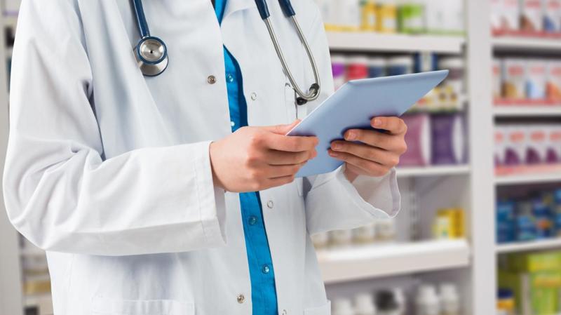 Comissão aprova piso salarial de R$ 6,5 mil para farmacêuticos