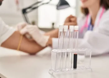 Exame de sangue para Alzheimer chega a hospital brasileiro